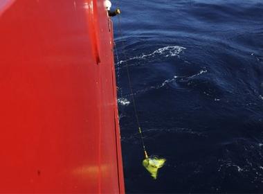 Thiết bị tìm kiếm dò tín hiệu này sẽ tìm kiếm trong phạm vi 240 km dưới mặt nước