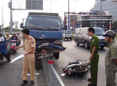 Lực lượng CSGT Đội Chợ Lớn đang đo vẽ hiện trường vụ tai nạn giao thông chiều 4/4, trên đường Võ Văn Kiệt, phường 10, quận 5 – TP HCM.