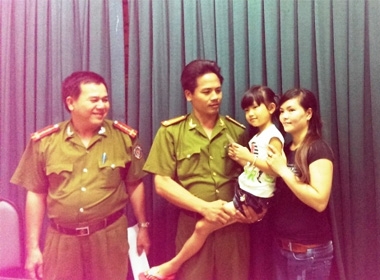 Cháu bé 6 tuổi bị bắt có tại bệnh viện Nhi Đồng 1 được công an P.10, Q.10 bàn giao lại cho mẹ của cháu bé.