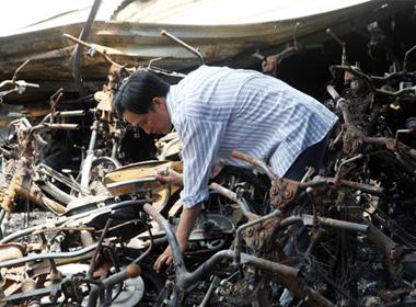 Chủ bãi xe cho biết anh không có khả năng đền bù 300 xe bị cháy rụi. Ảnh: An Nhơn