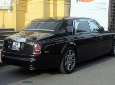 Rolls-Royce Phantom rồng mang biển số Ninh Bình trong một lần ghé thăm thủ đô. Đây là một trong hai chiếc Phantom Year of Dragon đầu tiên về Việt Nam