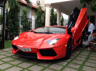 Tháng 7/2013, Tuấn Hưng khoe siêu xe Lamborghini Aventador LP700-4 màu cam, được sử dụng trong MV Hối hận trong anh.