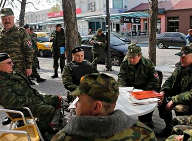 Các đơn vị tự vệ thân Nga tại thủ phủ Simferopol, Crưm. Ảnh: Reuters