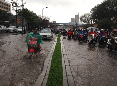 Mưa lớn khiến nhiều tuyến phố Hà Nội lênh láng nước
