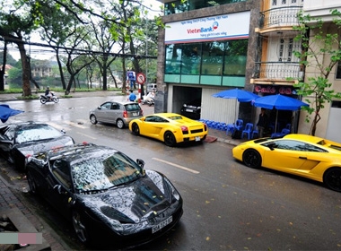 Không phải là những chiếc Lamborghini hay Ferrari mới tinh, bộ tứ siêu xe của đại gia Hà Nội là những model cũ đã được bán qua tay vài lần trước khi định cư ở thủ đô.