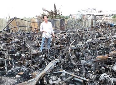 Hàng trăm xe tay ga bị cháy rụi trong vụ hỏa hoạn.