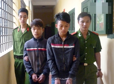 CATX Sơn Tây dẫn giải hai đối tượng cướp xe taxi