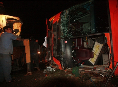 Vụ lật xe khách giường nằm Phương Trang khuya 7/4 khiến 13 người bị thương