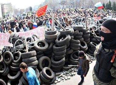 Người biểu tình thân Nga lập thành lũy ở Donetsk. Ảnh: RT.