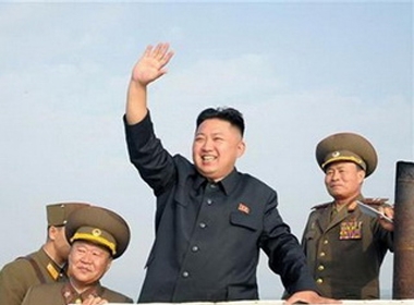 Lãnh đạo CHDCND Triều Tiên Kim Jong-un (áo đen) - Ảnh: Reuters