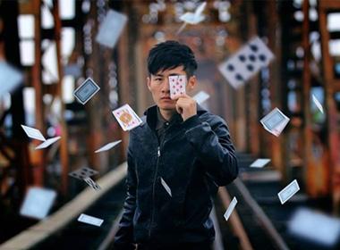 Loạt  ảnh mang tên It's me do chàng trai ngành Kiến trúc Nguyễn Văn Hoàng (1992) thực hiện đang gây chú ý. 