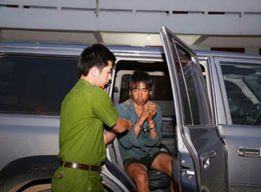 Lực lượng công an dẫn giải đối tượng bắn chết công an viên Chè Văn Sung từ Lai Châu về Sơn La.