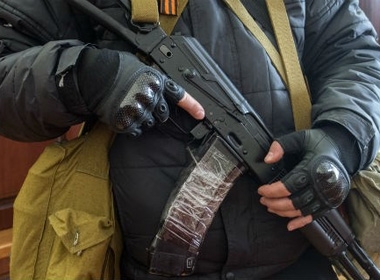 Một trong những khẩu súng người biểu tình chiếm được ở Lugansk.
