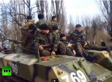 Binh sĩ Ukraine ngồi trên xe bọc thép tiến vào Donetsk