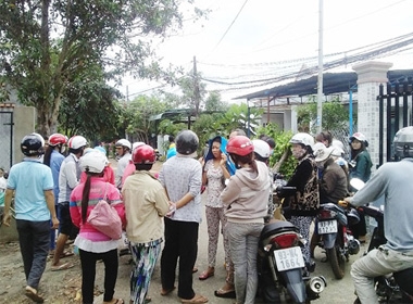 Rất đông người dân hiếu kỳ kéo đến hiện trường theo dõi vụ người đàn ông bị cắt cổ