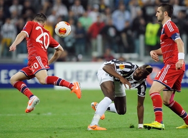 Paul Pogba đối đầu cùng Danic và Gonalons của Lyon