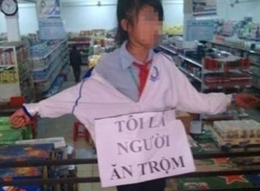 Nữ sinh bị trói vào lan can, mang biển 'Tôi là người ăn trộm'