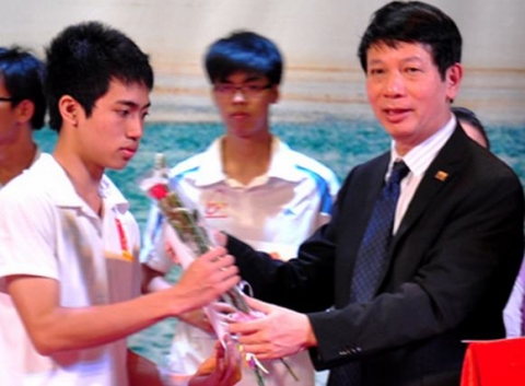 GS.TS Nguyễn Hữu Dư trao giải đặc biệt cho sinh viên