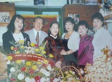  Gia đình nghệ sĩ Trịnh Thịnh trong lễ kỷ niệm 60 năm ngày cưới của ông bà. 