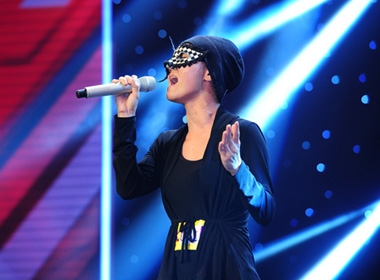 Anh Thúy giả danh Huyền Minh trên sân khấu X Factor khiến khán giả nổi giận.