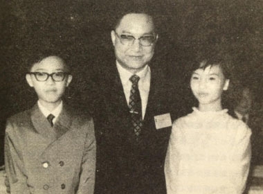 Kim Dung cùng con trai Tra Truyền Hiệp và con gái Tra Truyền Thi. 