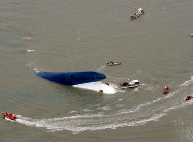Nhiều tàu cứu hộ đang chạy xung quanh chiếc phà bị chìm ở bờ biển phía nam Hàn Quốc