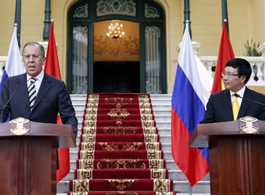 Ngoại trưởng Nga Lavrov (trái) và Phó Thủ tướng Phạm Bình Minh gặp gỡ báo chí sáng 16/4