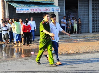 Con tin Nguyễn Bé Lữ được công an giải cứu rời khỏi hiện trường