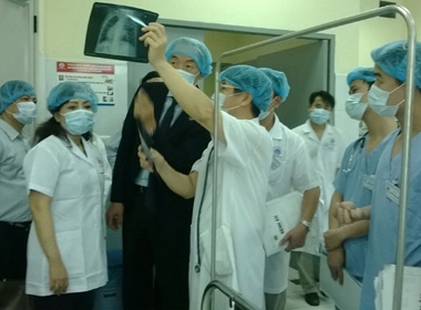 Bộ trưởng Bộ Y tế tới thăm bệnh viện