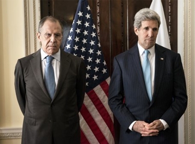 Ngoại trưởng Nga Sergei Lavrov (trái) và những người đồng cấp Mỹ John Kerry (phải)