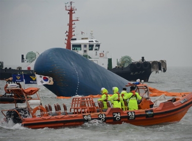 Lực lượng cứu hộ Hàn Quốc đang tìm cách giải cứu các hành khách còn mắc kẹt bên trong chiếc phà bị chìm