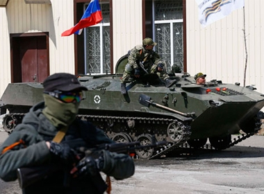 Một xe thiết giáp cắm cờ Nga tại tại thành phố Slaviansk