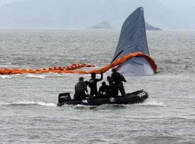 Thợ lặn tiếp cận xác chiếc phà bị chìm ở ngoài khơi bờ biển phía nam Hàn Quốc