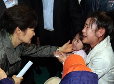 Tổng thống Hàn Quốc Park Geun-hye hôm nay an ủi bé Kwon trong cuộc gặp gỡ các gia đình có người thân mất tích trên phà Sewol. 