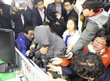 Thuyền trưởng phà Sewol trong vòng vây của báo chí.