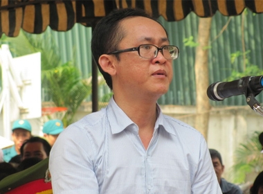 Hà Hồng Đạt đứng nghe tuyên án