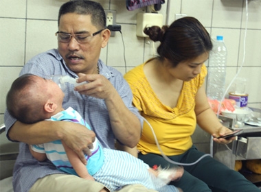 Trẻ nhiễm sởi, bị biến chứng viêm phổi đang điều trị tại Bệnh viện Bạch Mai. Ảnh: MT.