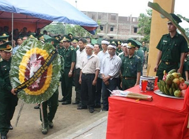 Bộ trưởng Quốc phòng Phùng Quang Thanh gửi vòng hoa đến viếng.