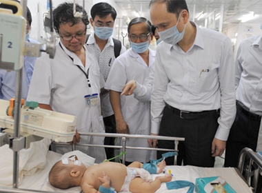 GS.TS Lê Quang Cường - thứ trưởng Bộ Y tế - thăm các bệnh nhi bị bệnh sởi tại Bệnh viện Nhi Đồng 1, TP.HCM sáng 19/4