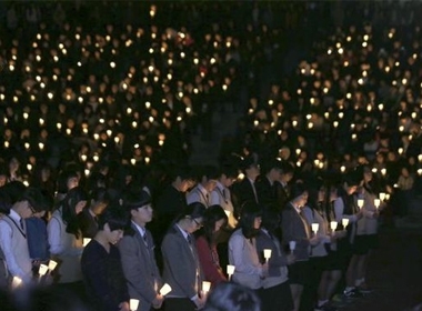 Người Hàn Quốc cầu nguyện cho các hành khách mất tích sau vụ tai nạn tàu Sewol