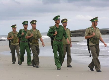 Bộ đội biên phòng đồn biên phòng Trà Cổ (Quảng Ninh) tuần tra giữ vững an ninh vùng biển.