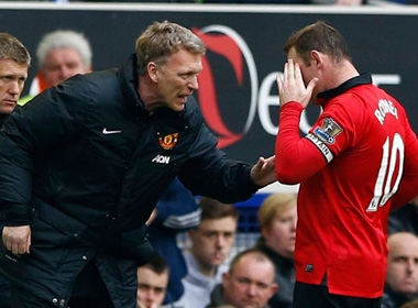 HLV David Moyes (trái) chỉ đạo Rooney trong trận thua Everton 0-2 - Ảnh: Reuters