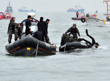 Thợ lặn của hải quân Hàn Quốc nhảy xuống biển tìm kiếm nạn nhân