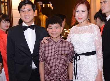 Quang Anh đi cùng hai vợ chồng nghệ sĩ Lưu Hương Giang - Hồ Hoài Anh dự giải Cống hiến 2014
