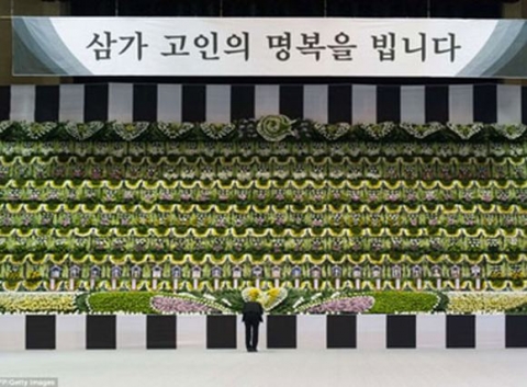 Đớn đau đám tang học sinh vụ chìm phà Hàn Quốc