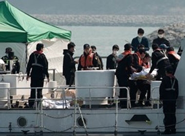 Nhân viên cứu hộ chuyển thi thể nạn nhân vụ chìm phà 'Sewol' tại cảng Jindo ngày 23/4. 