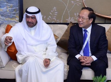 Chủ tịch OCA Sheikh Ahmad Al-Fahad Al-Sabah (trái) đồng ý không phạt Việt Nam vì rút đăng cai ASIAD 18.
