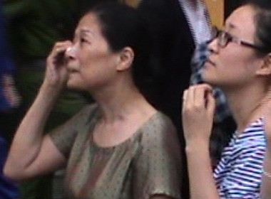 Vợ Dương Chí Dũng khóc khi nhìn theo chồng