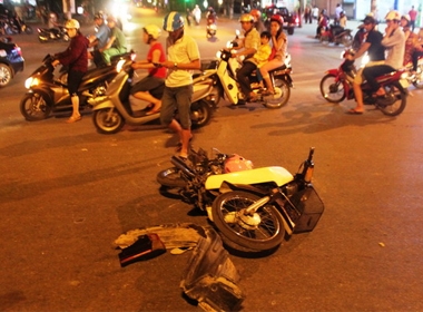 Chiếc xe máy của bố con anh Thuận hư hỏng sau vụ tai nạn