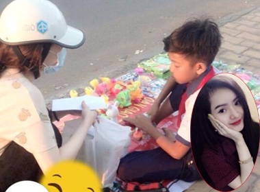 Em gái Angela Phương Trinh - Phương Trang giúp đỡ em bé bán đồ chơi bên đường